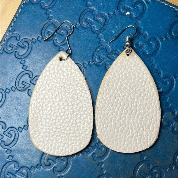 Elegant Gold and Cream Earrings Set 3 pairs - Picture 5 of 8